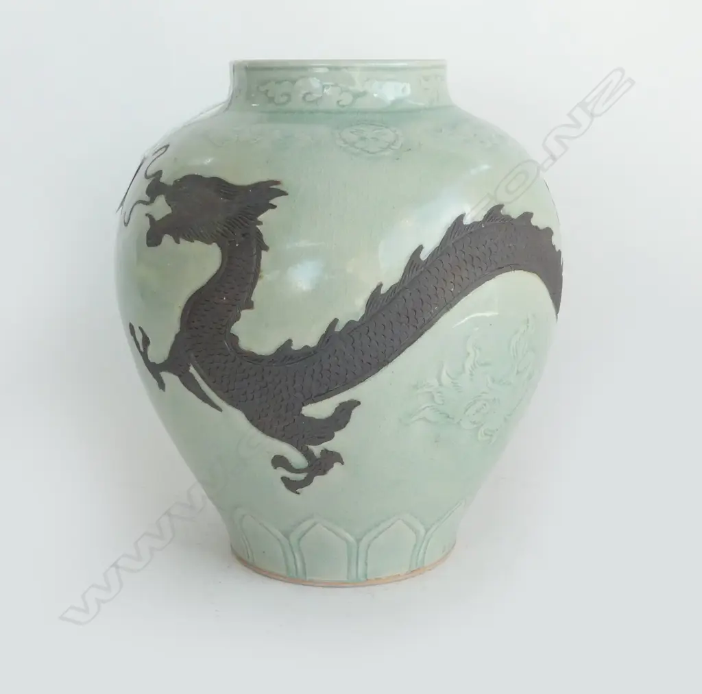 LG ORIENTAL CELADON VASE w. DRAGON DECORATION H.290mm Image 1++