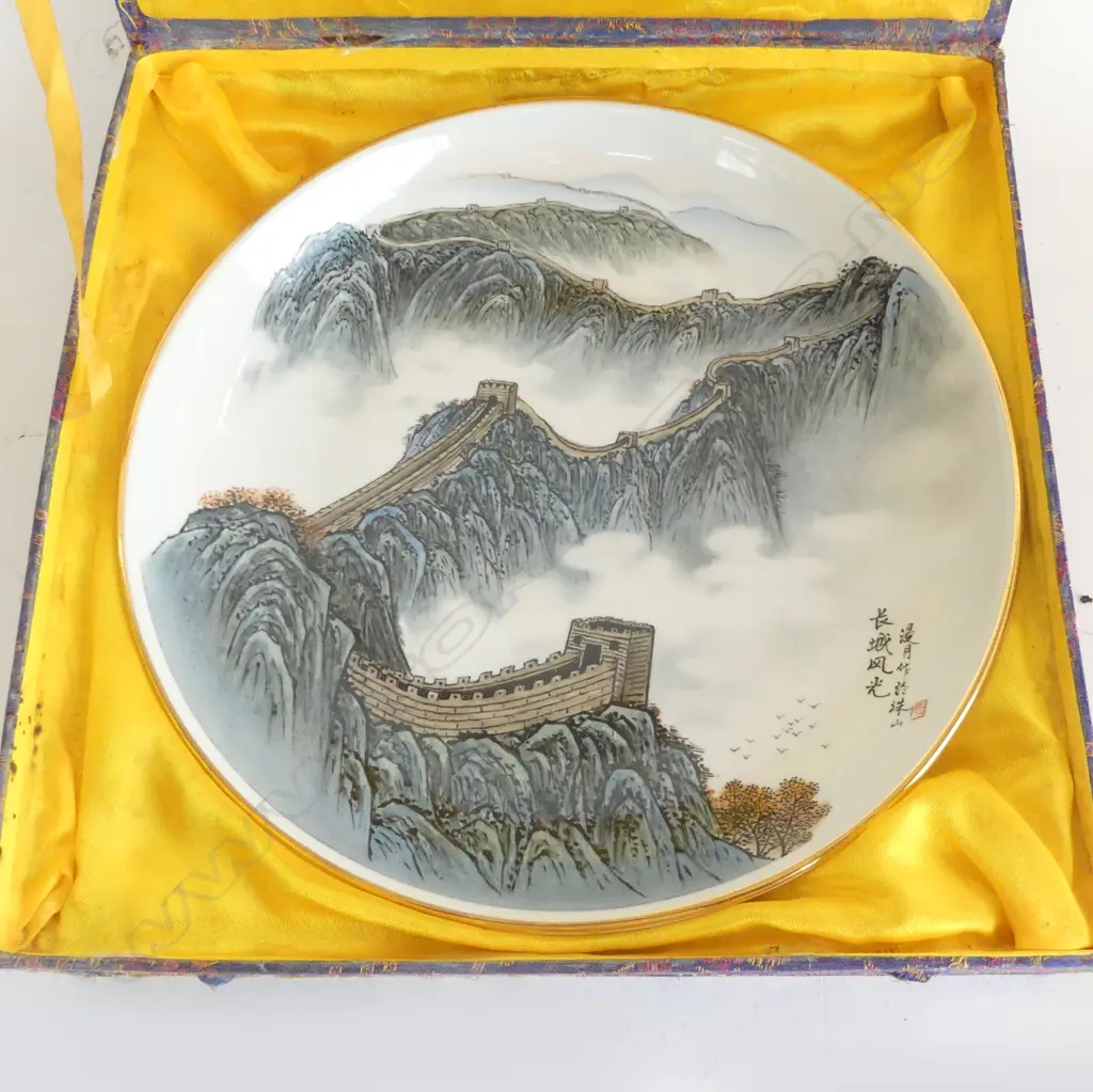CHINESE BOWL w. GREAT WALL DECORATION, 305mm dia Image 1++