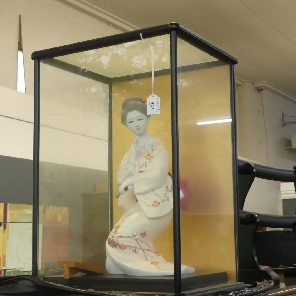 JAPANESE GEISHA CERAMIC FIGURE IN DISPLAY CASE 335x285x485mm Image 1++
