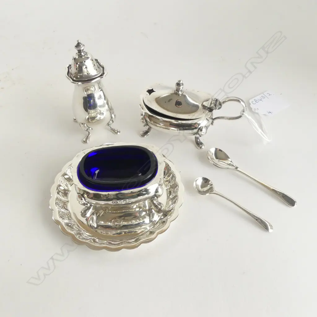 4 PCES STG SILVER, 2 SALTS, PEPPERETTE, DISH 85mm dia 145gms Image 1++