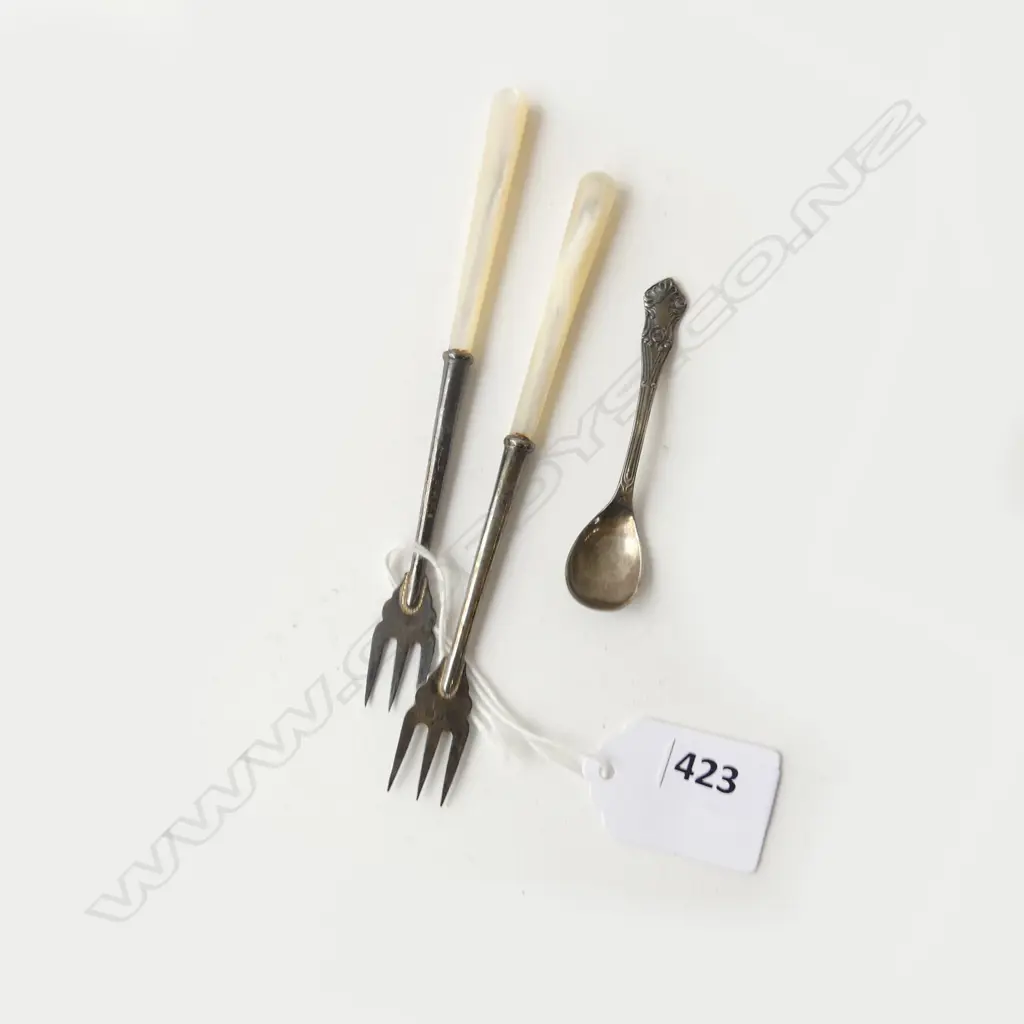 2 S/SILVER & MOP OLIVE FORKS L130MM& S/SILVER SALT SPOON Image 1++