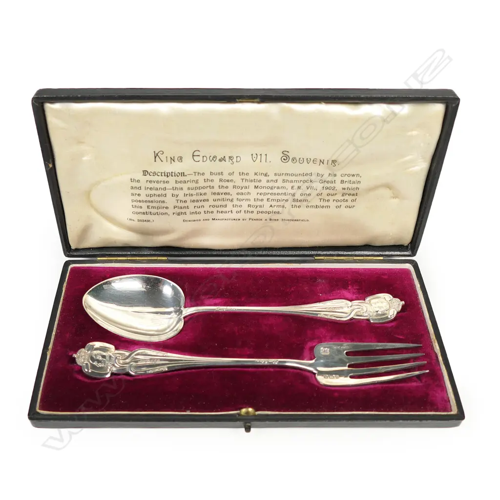 A cased pair of Edwardian silver King Edward VII Souvenir spoon and fork, Image 1++