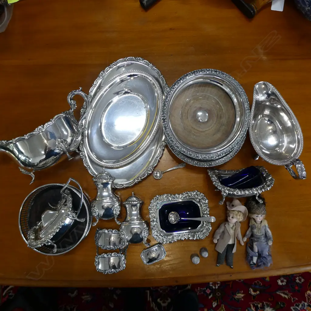 ASST. EP INCL. 3 DECANTER LABELS + 2 ANTIQUE DOLLS Image 1++