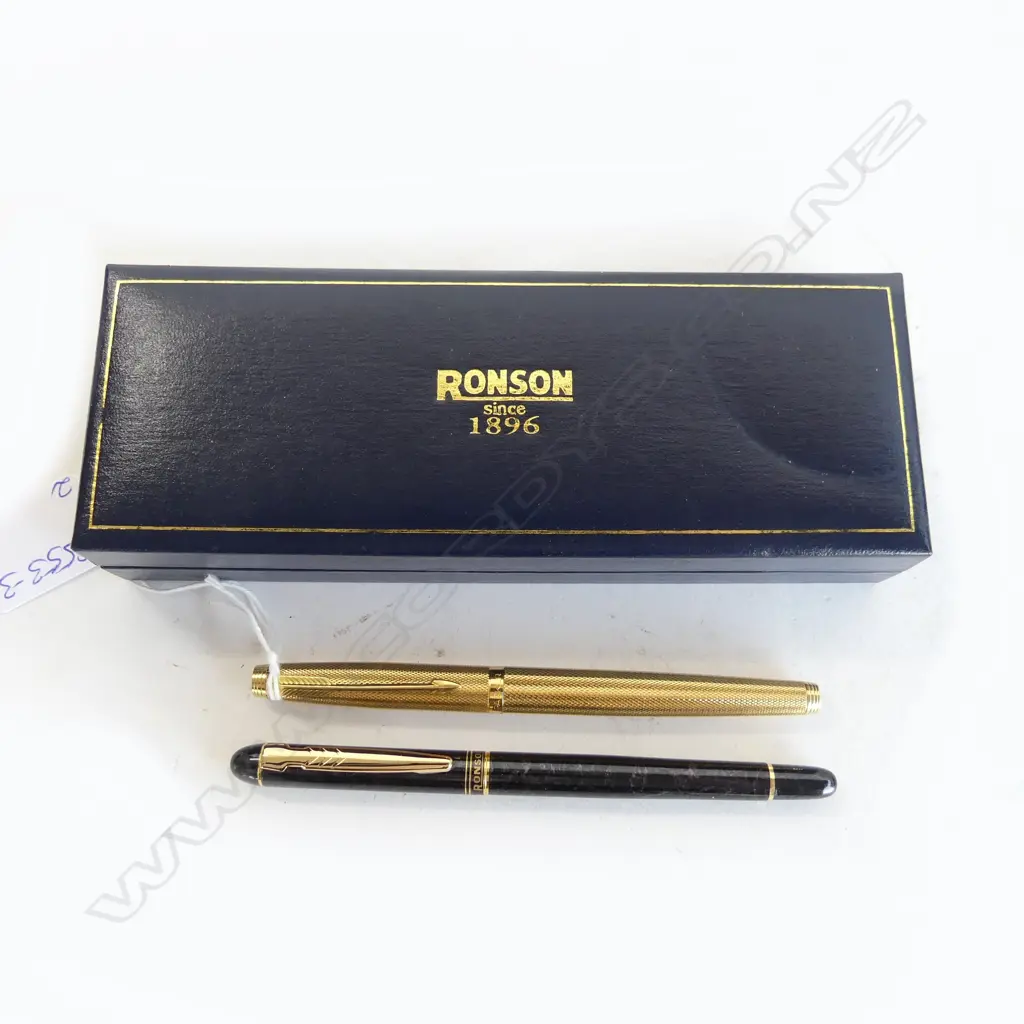 2 FOUNTAIN PENS: PARKER W 18ct knib + RONSON in box Image 1++