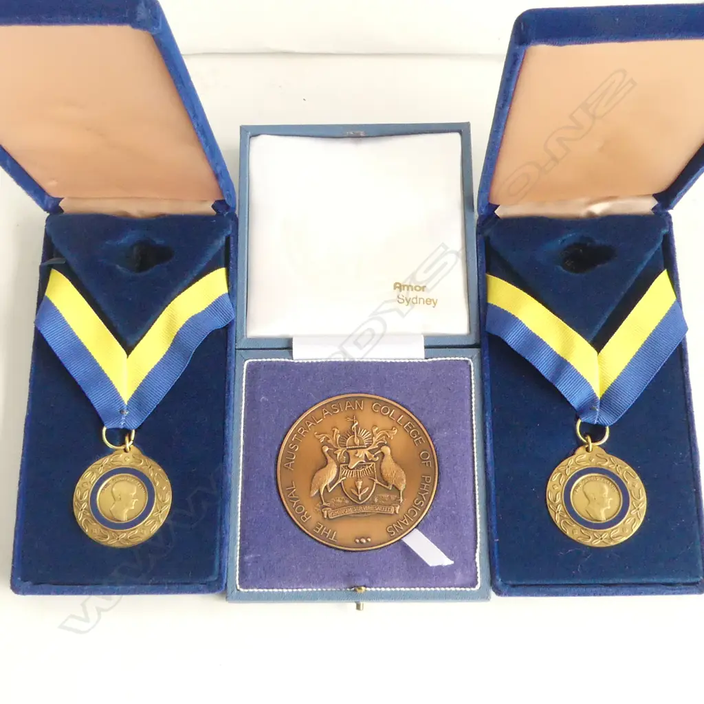 THE ROYAL AUSTRALIAN COLLEGE OF PHYSICIANS ARTHUR MILLS MEMORIAL ORATION lge bronze medallion. Cased. + 2 other awards  Image 1++