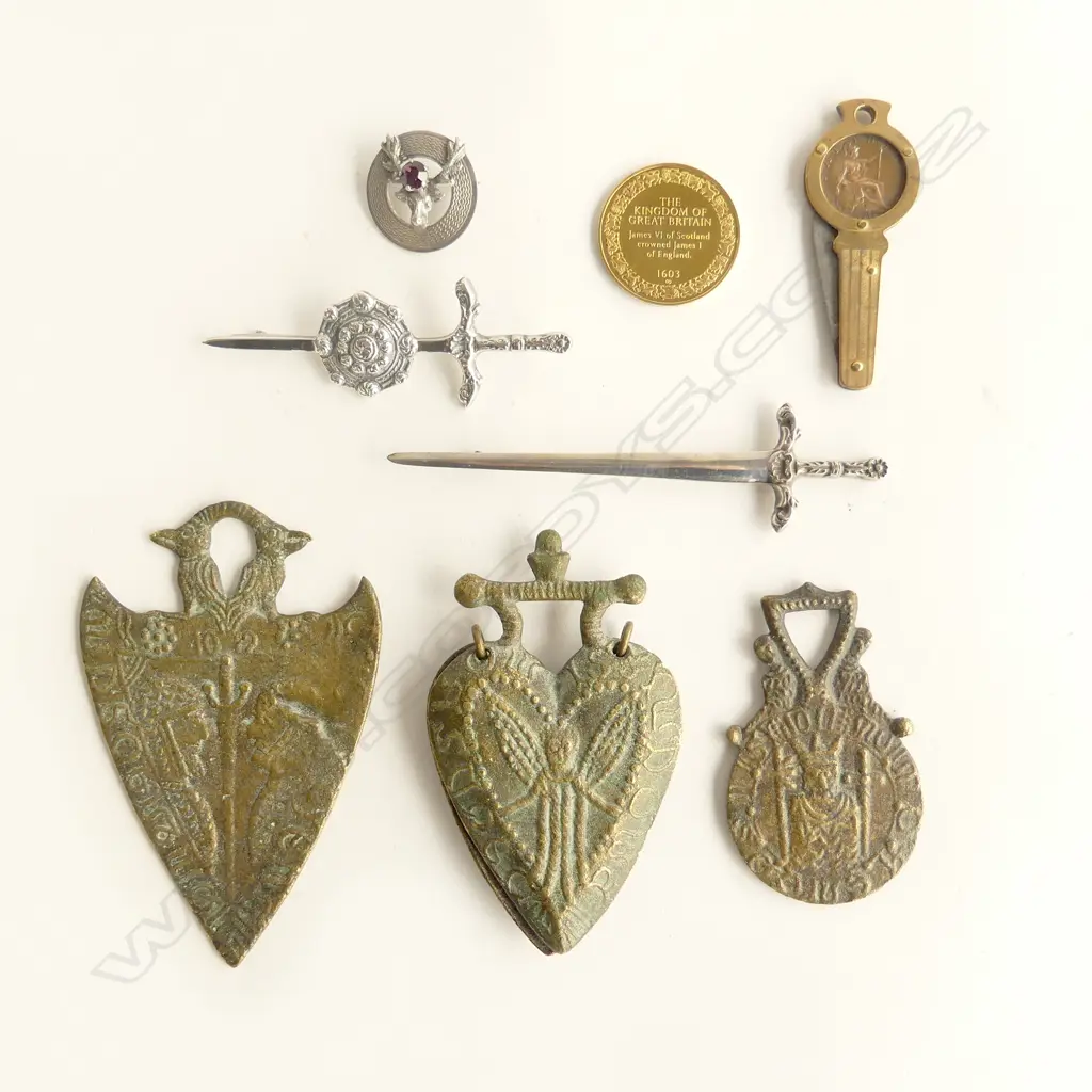 8 PCES:3 BRASSES, SILVER GILT MEDAL 11.5gms, FARTHING IN G/P KEY POCKET KNIFE, 3 PCES SCOTTISH STG JEWELLERY 28.7gms Image 1++
