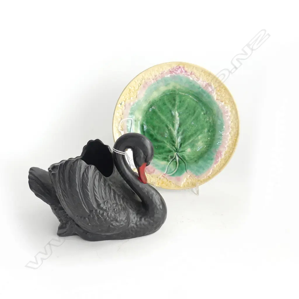 OLD 'ETRUSCAN' MAJOLICA PLATE BEGONIA LEAF PATTERN & BLACK SYLVAC  SWAN L.200mm Image 1++