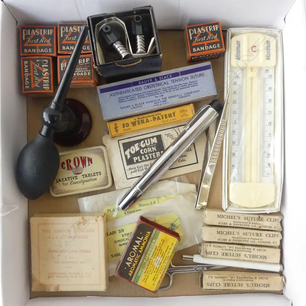 TRAY OF OLD MEDICAL ITEMS – MICHEL’S SUTURE CLIPS, ATOMISER, BANDAGES ETC Image 1++