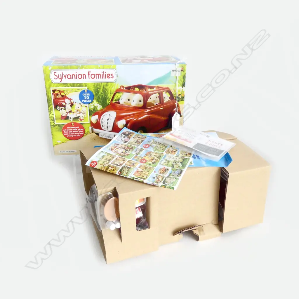 SYLVANIAN FAMILES FAMILY SALOON CAR, boxed as new Image 1++