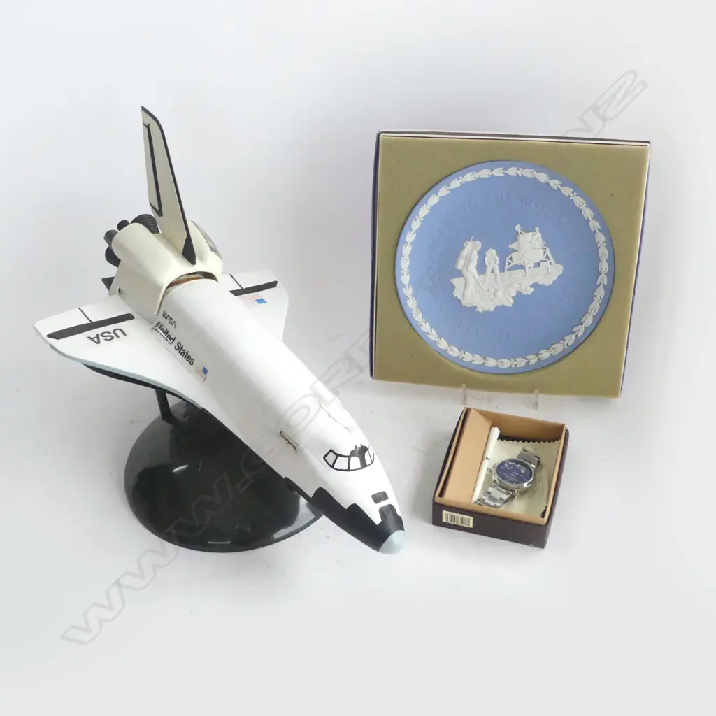 4 PCES; JIM BEAN SPACE SHUTTLE DECANTER L.410mm, WEDGWOOD PLATE 205mm dia, S/STEEL WATCH Image 1++