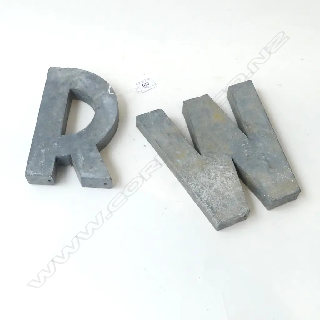 2 METAL SIGN LETTERS 'W' & 'R' H.210mm Image 1++