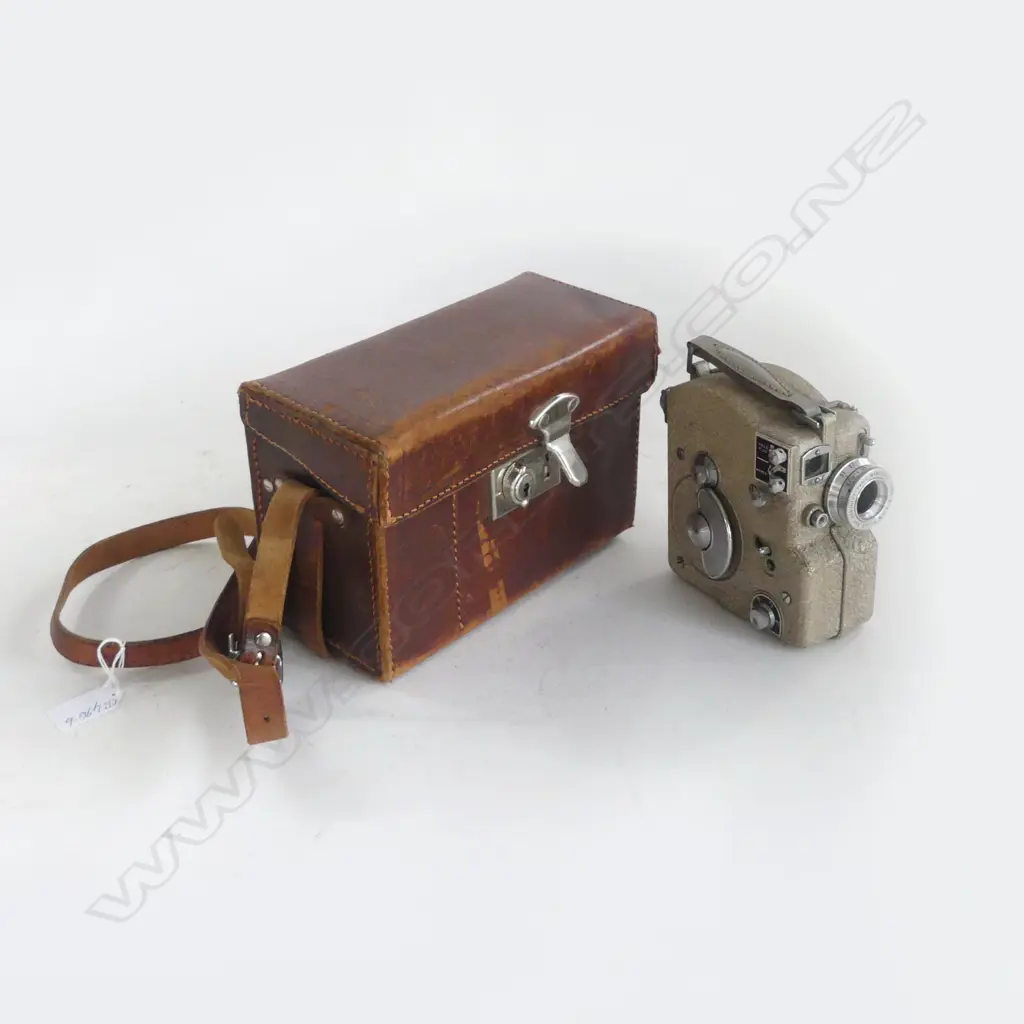 CAMEX FRENCH WORKING CLOCKWORK ,CASED 8MM MOVIE CAMERA  Image 1++