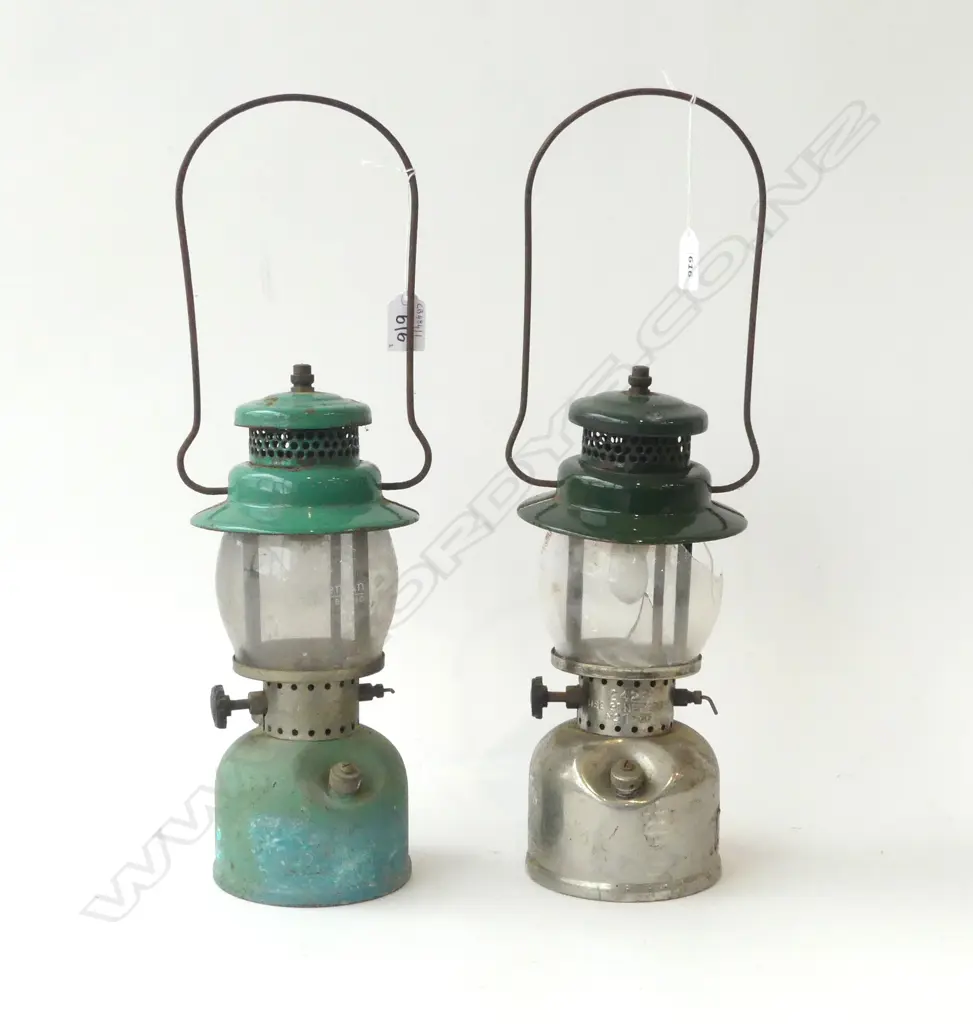 2 COLEMANS VINTAGE TILLY LAMPS 1 with cracked glass Image 1++