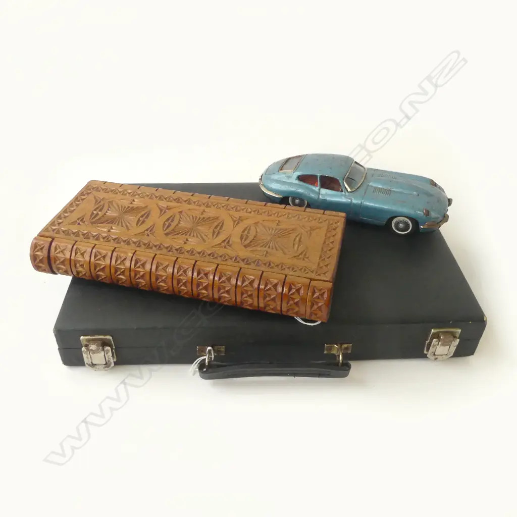 VINTAGE ITEMS; 1960s BANDI JAPANESE TIN JAGUAR XK-E, CHIP ART CRIBBAGE BOARD & BACKGAMMON SET Image 1++
