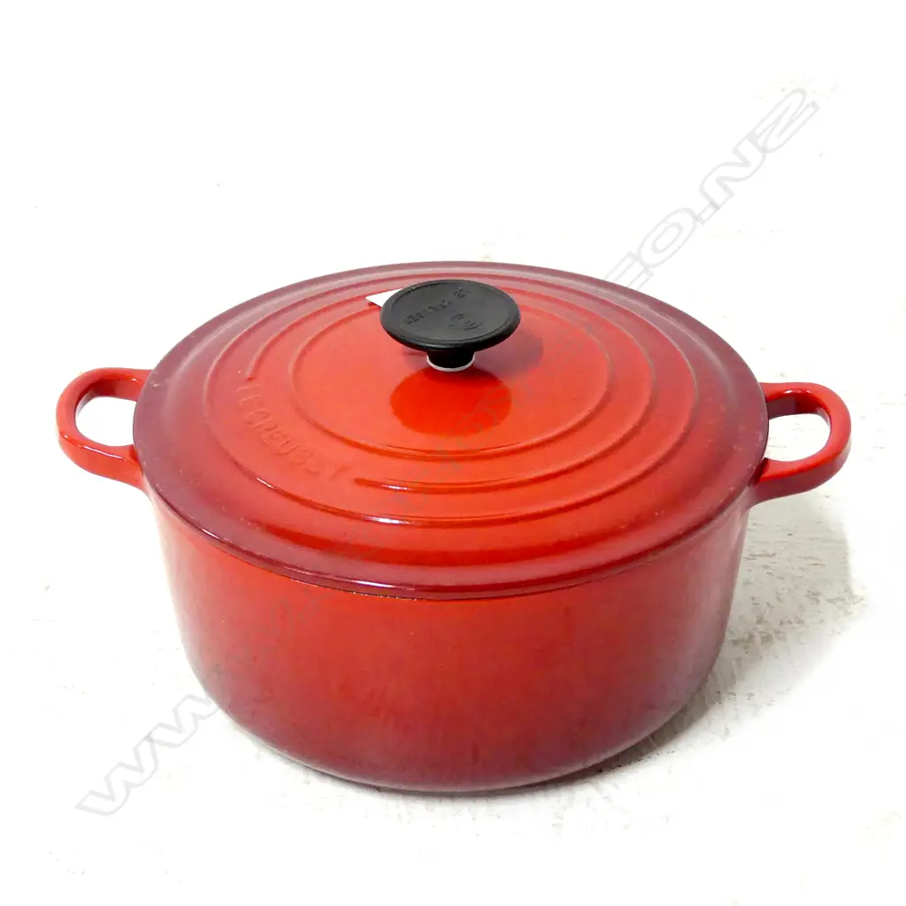 LE CREUSET RED ENAMEL LIDDED CASSEROLE 245mm dia Image 1++