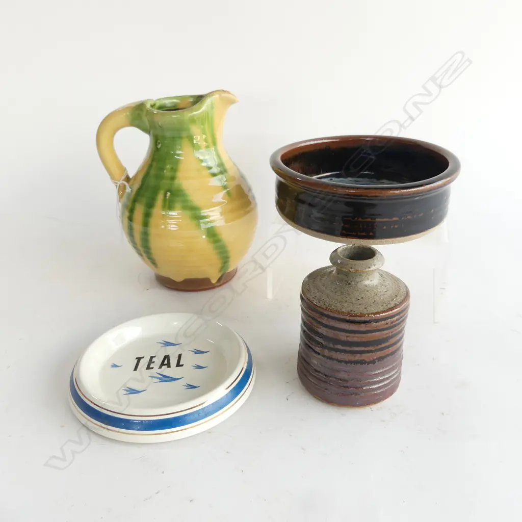 4 PCES CERAMICS; TONY SLY JUG H.170mm (SPOUT CHIP), 2 COASTERS & VASE H.100mm Image 1++