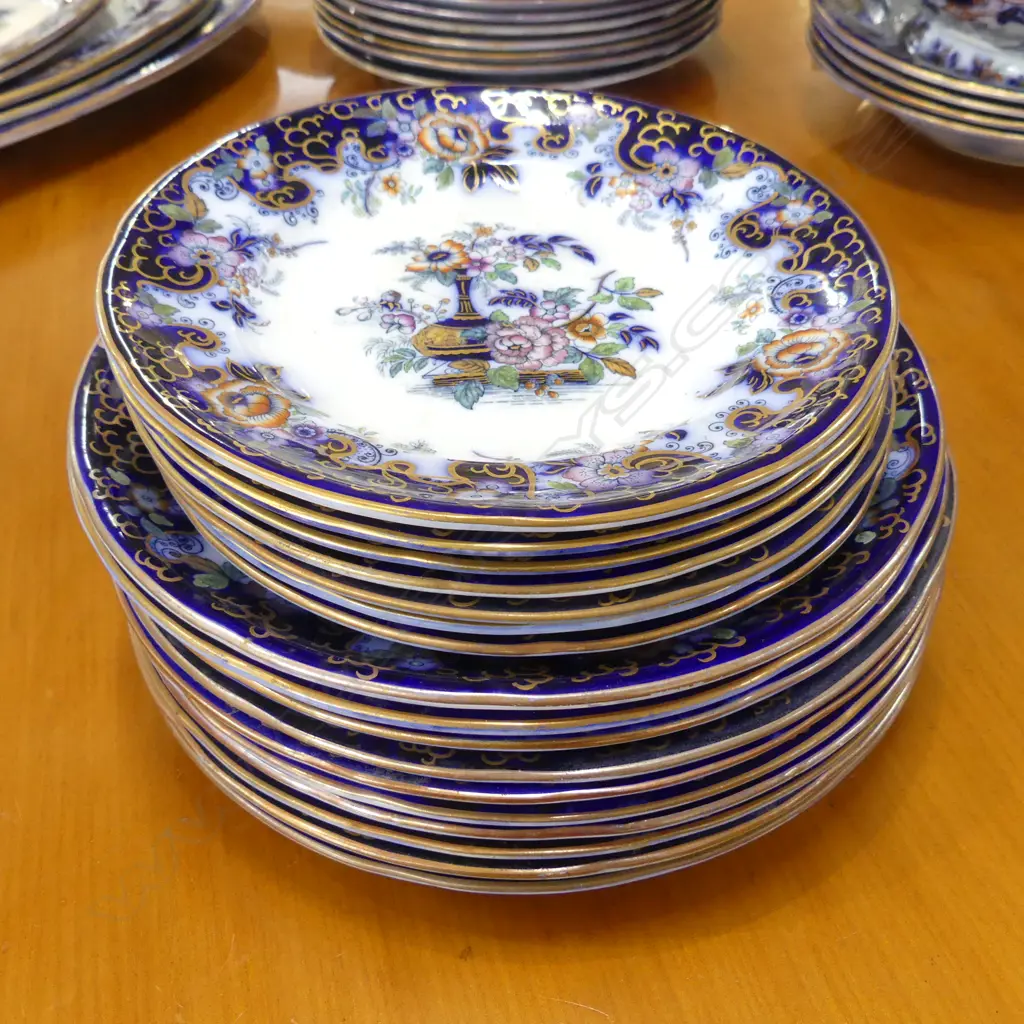 17 VICTORIAN DAVENPORT PLATES; 10x 270mm dia, 7x 225mm dia Image 1++
