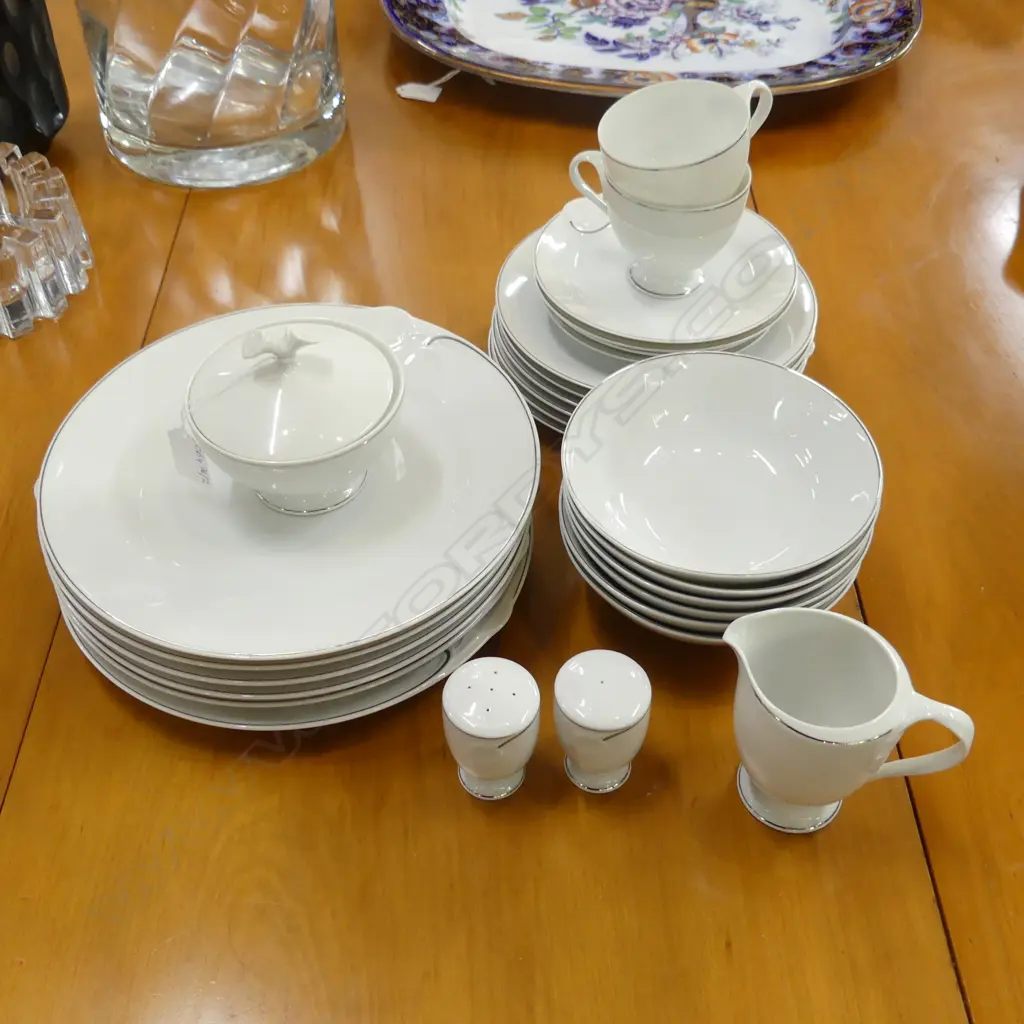 HUTCHENREUTHER PART DINNER SET INCL. 6 DINNER PLATES Image 1++