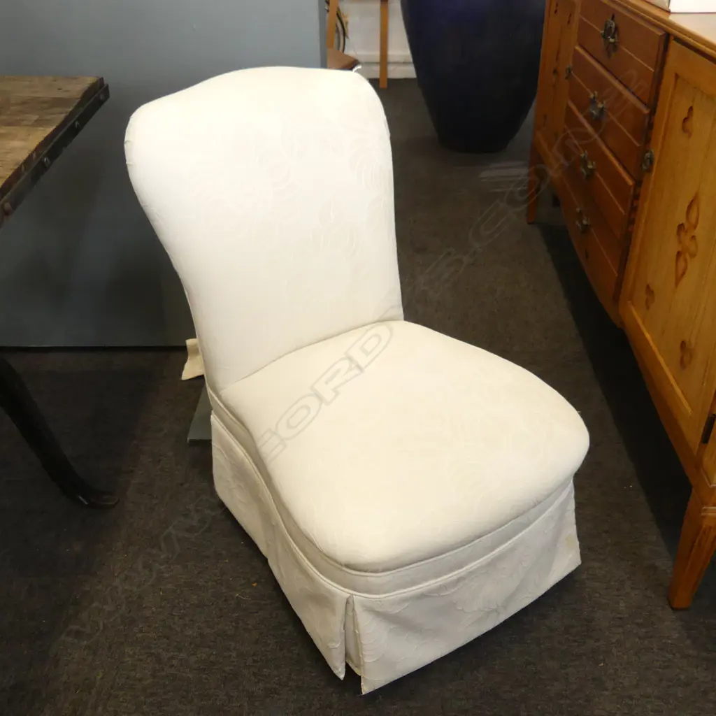 BEDROOM CHAIR Image 1++