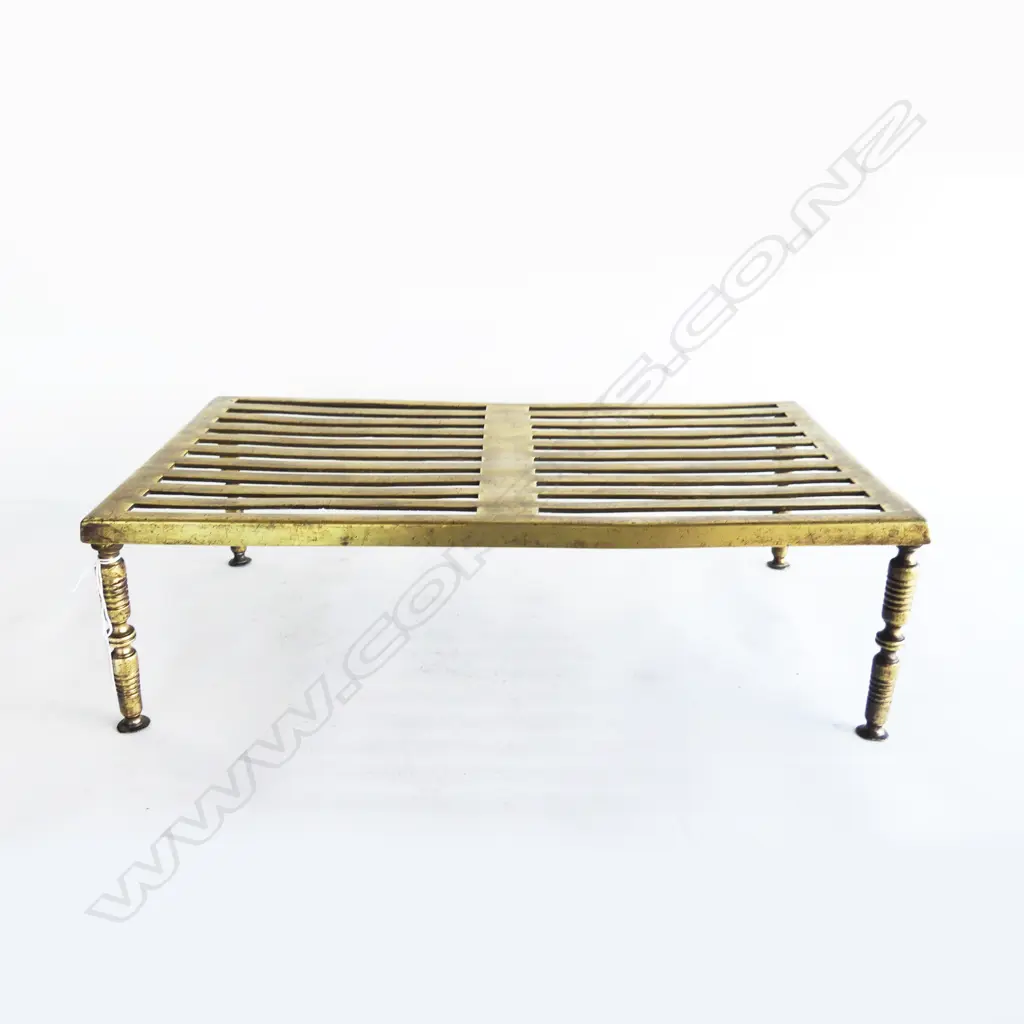 GEORGE III BRASS FIRE SIDE POT STAND grille top. 4 legs Image 1++