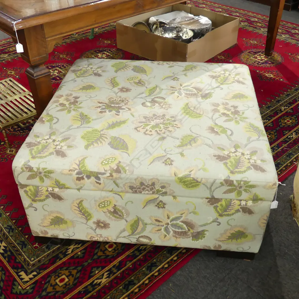 LG OTTOMAN; BLUE FLORAL UPHOLSTERY 920x920x440mm Image 1++