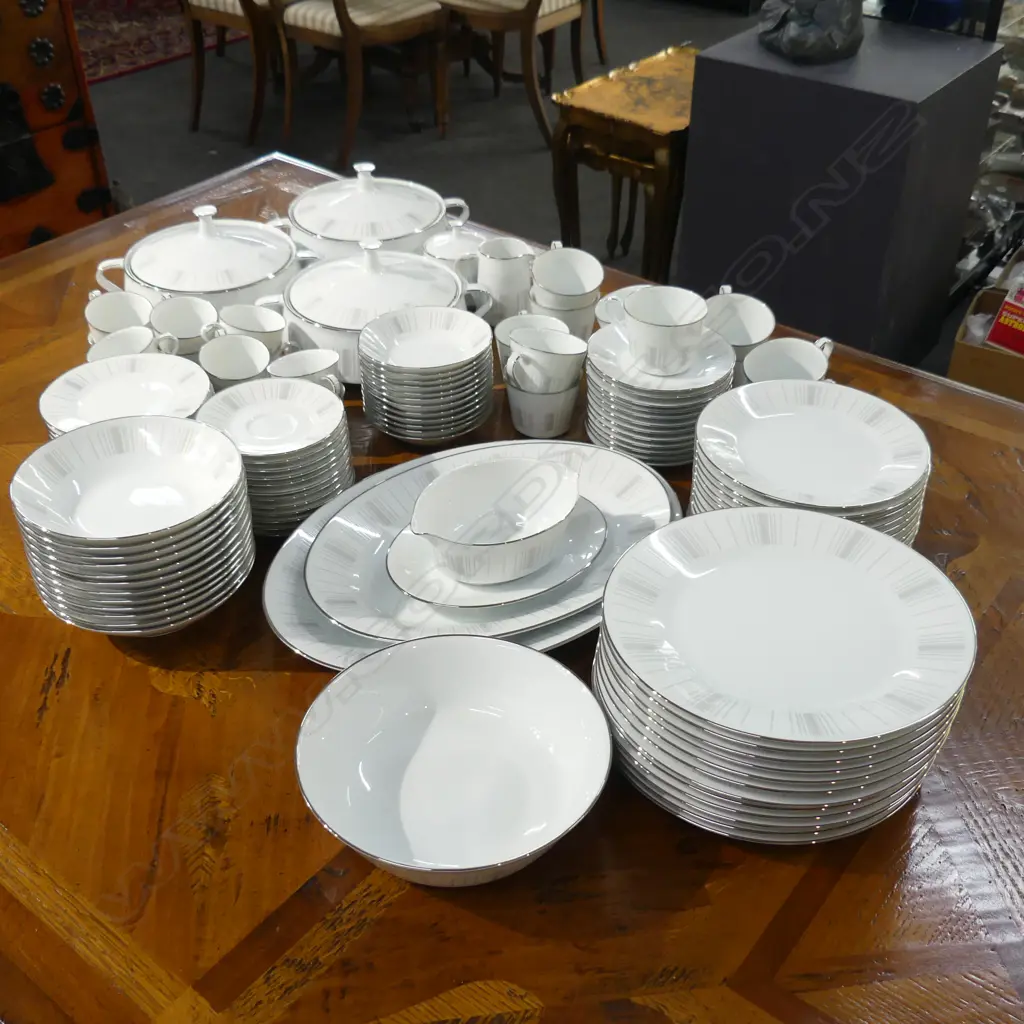 LG NORITAKE 'ISABELLA' DINNER SERVICE Image 1++