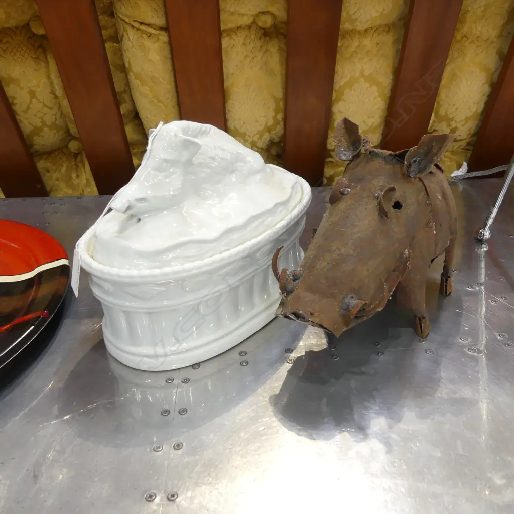 WILD BOAR METAL SCULPTURE & LIDDED PIE DISH W.235mm Image 1++