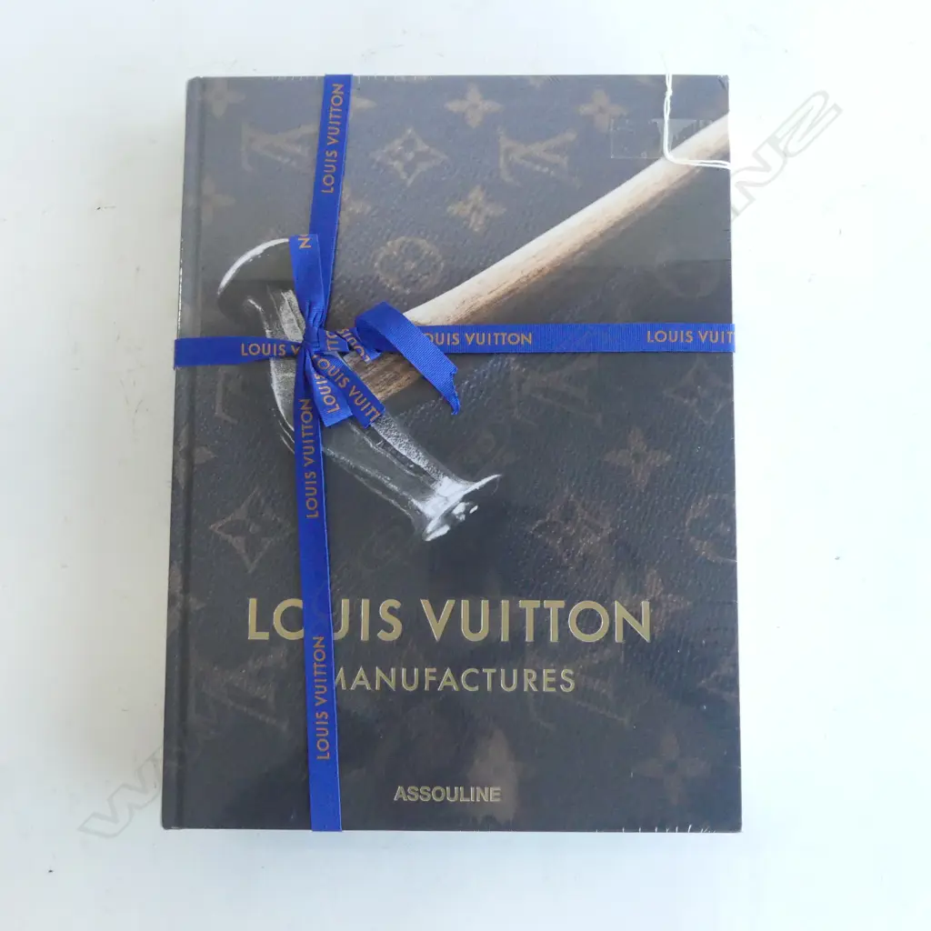 LOUIS VUITTON BOOK (SEALED AS NEW) 330x250mm Image 1++