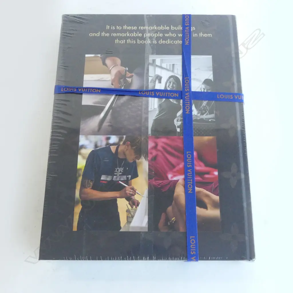 LOUIS VUITTON BOOK (SEALED AS NEW) 330x250mm Image 1++
