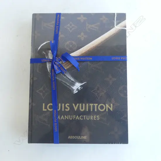 LOUIS VUITTON BOOK (SEALED AS NEW) 330x250mm
