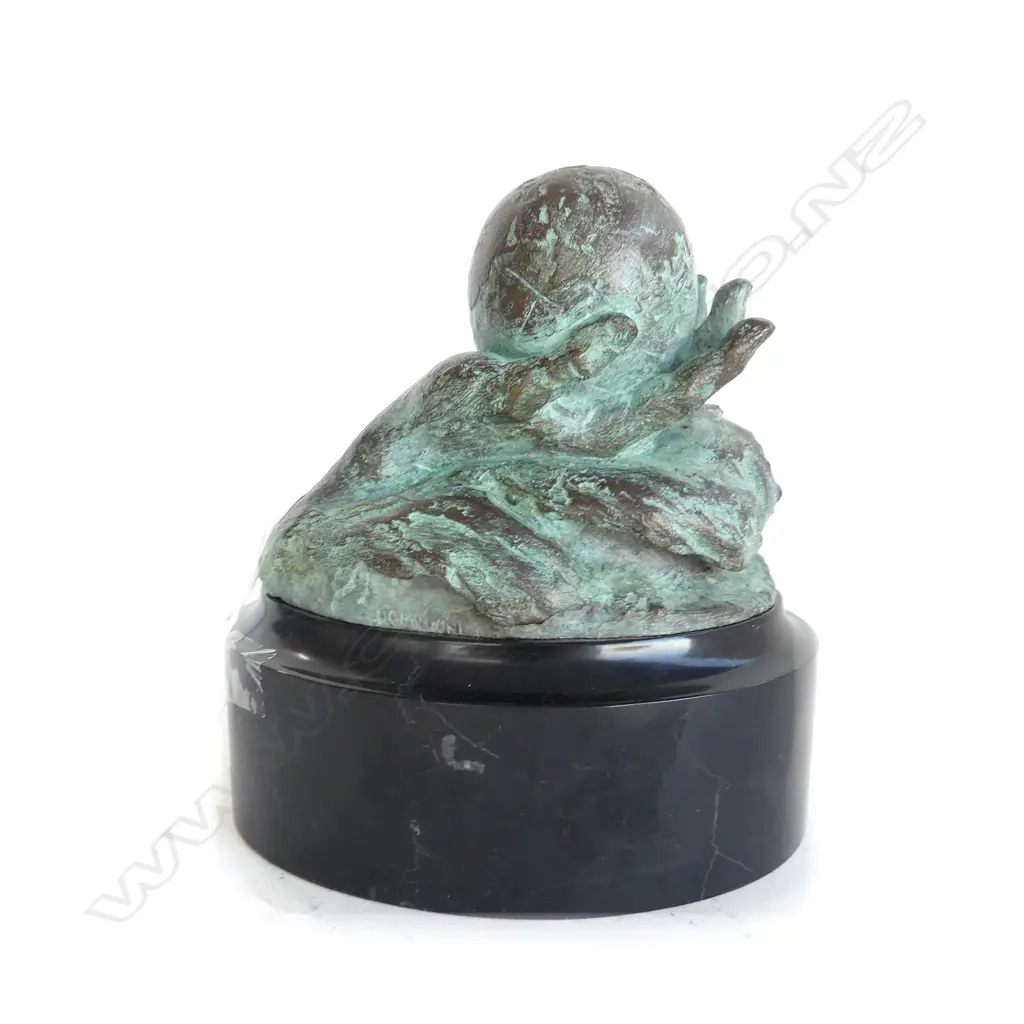 MARA DOMINIONI BRONZE; HAND HOLDING WORLD H.155mm Image 1++