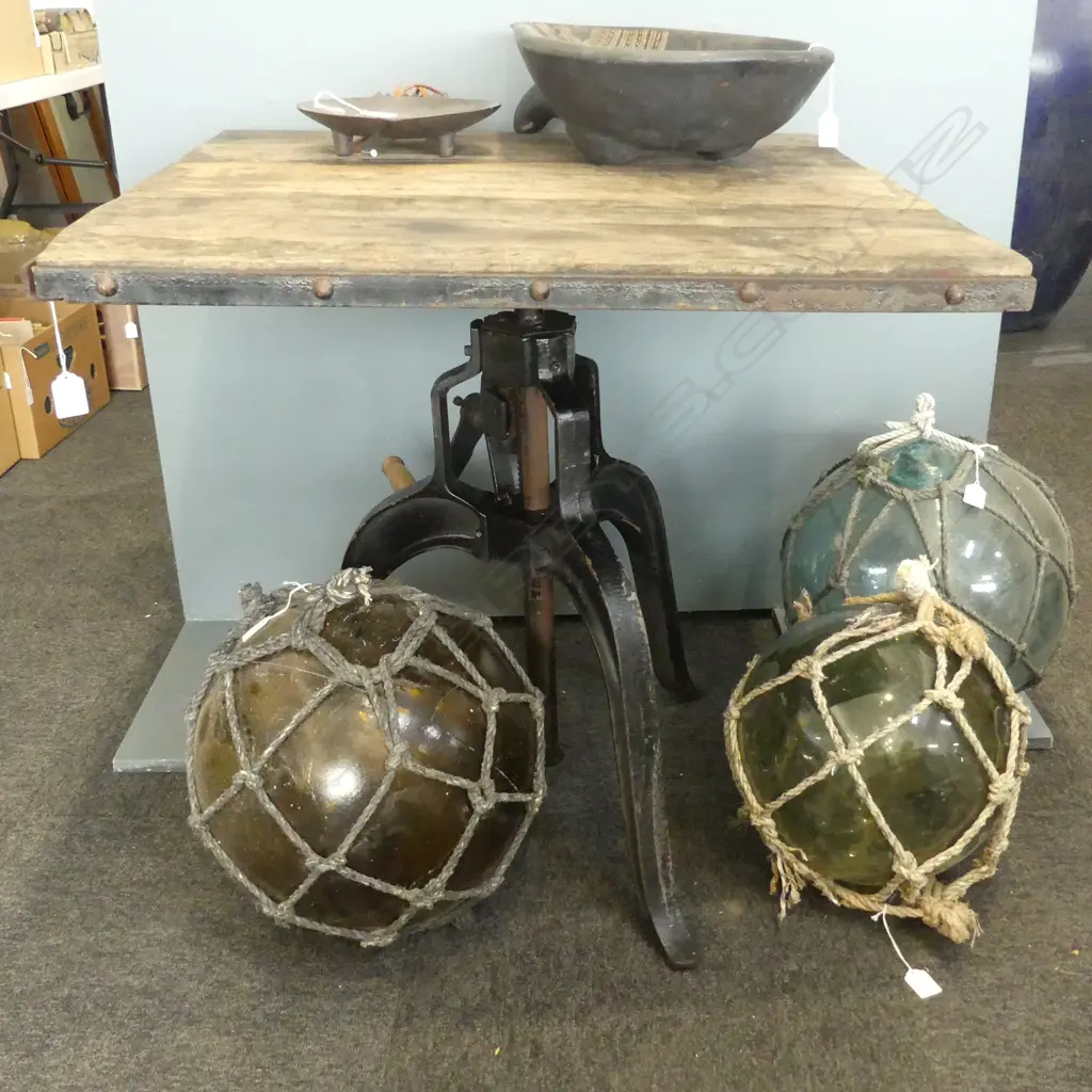 RISE & FALL TABLE w. CRANK & CAST IRON BASE 740x740mm Image 1++