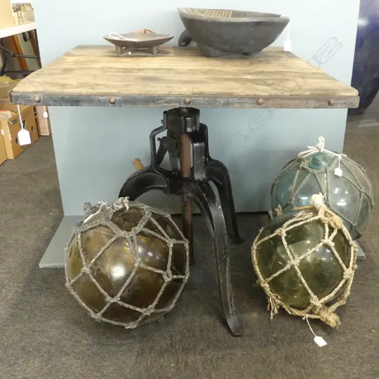 RISE & FALL TABLE w. CRANK & CAST IRON BASE 740x740mm