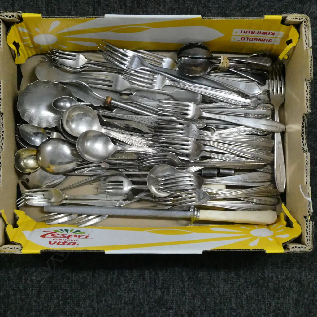 TRAY OF EP CUTLERY Image 1++