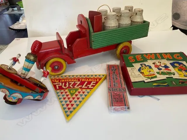 BOX LOT VINTAGE CHILDRENS TOYS & GAMES ETC Image 1++