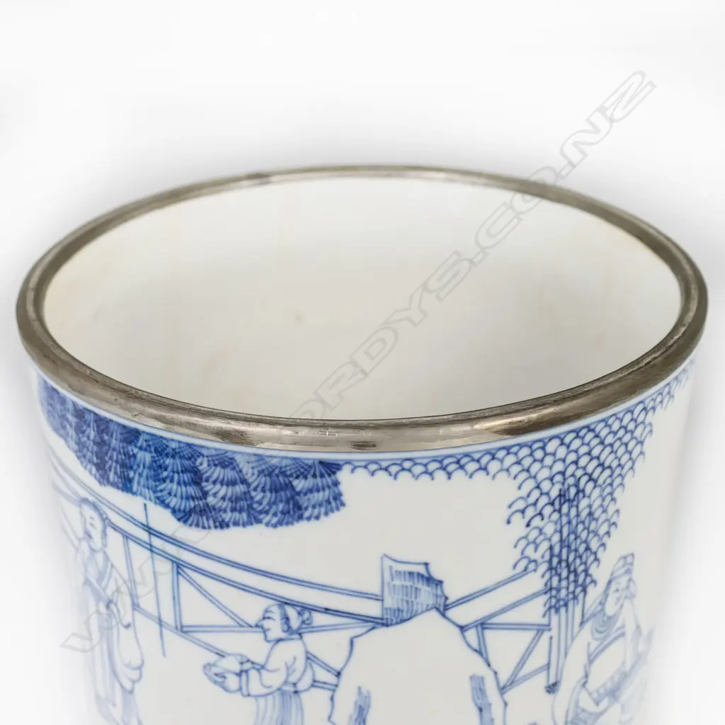 An uncommon large Chinese porcelain brush pot, Image 1++