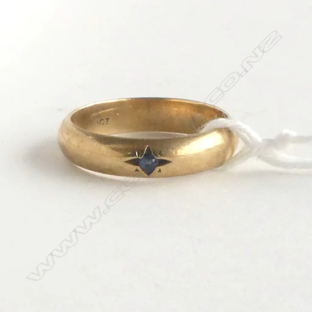 9ct YELLOW GOLD BAND RING w small SAPPHIRE 4gms SIZE P Image 1++