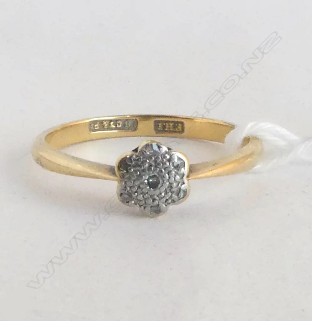 18ct GOLD & SMALL DIAMOND CLUSTER RING 2.17gms Image 1++