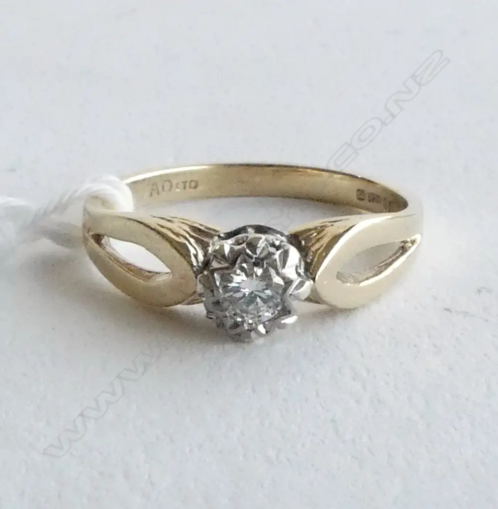 9CT YG SOLITAIRE DIAMOND RING SIZE N  2.45gms RV $1600 Image 1++
