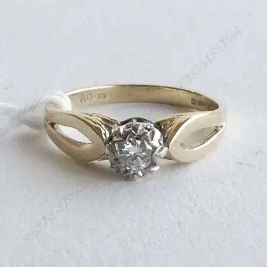 9CT YG SOLITAIRE DIAMOND RING SIZE N  2.45gms RV $1600