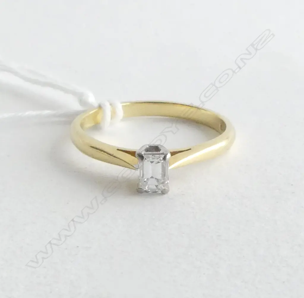 18CT YG EMERALD CUT DIAMOND SOLITAIRE RING, SIZE N 2.31gms RV $2800 Image 1++