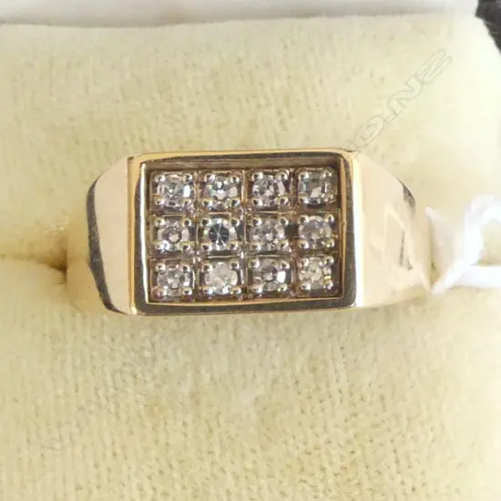 9CT GOLD AND DIAMOND GENT'S RING (valuation of $2750) SIZE Z +1