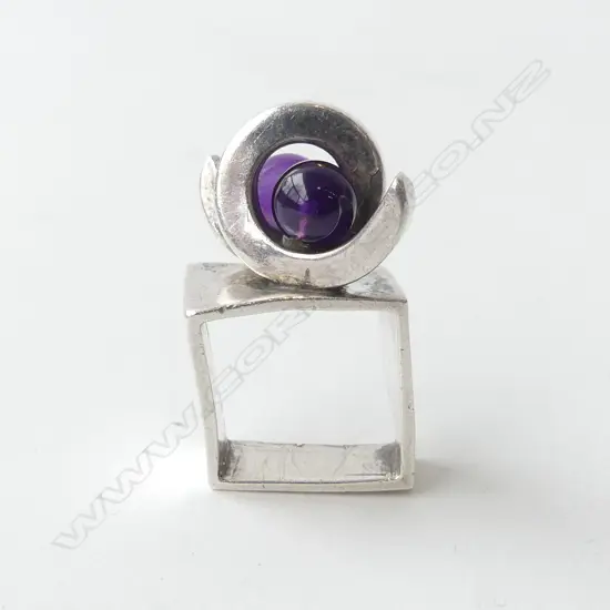 STG SILVER SQUARE SHAPE RING WITH STONES  size L ?