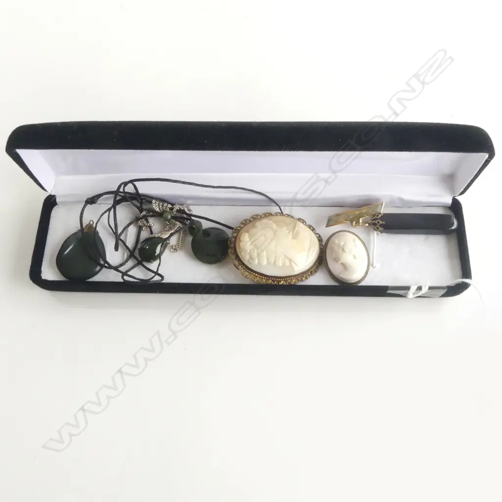 ASSORTED JADE PENDANTS & 2 SHELL CAMEOS Image 1++