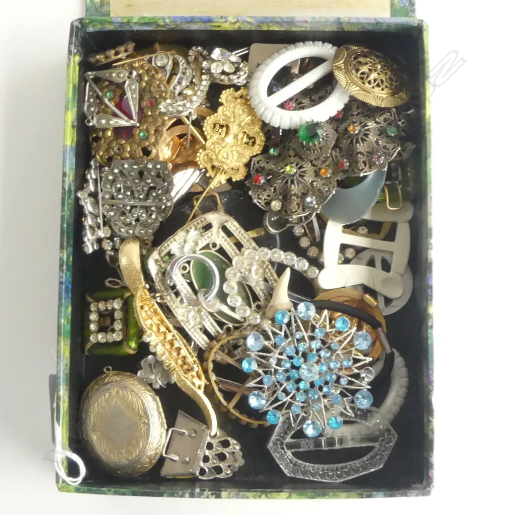 BOX OF COSTUME BUCKLES, BROOCHES, ETC Image 1++