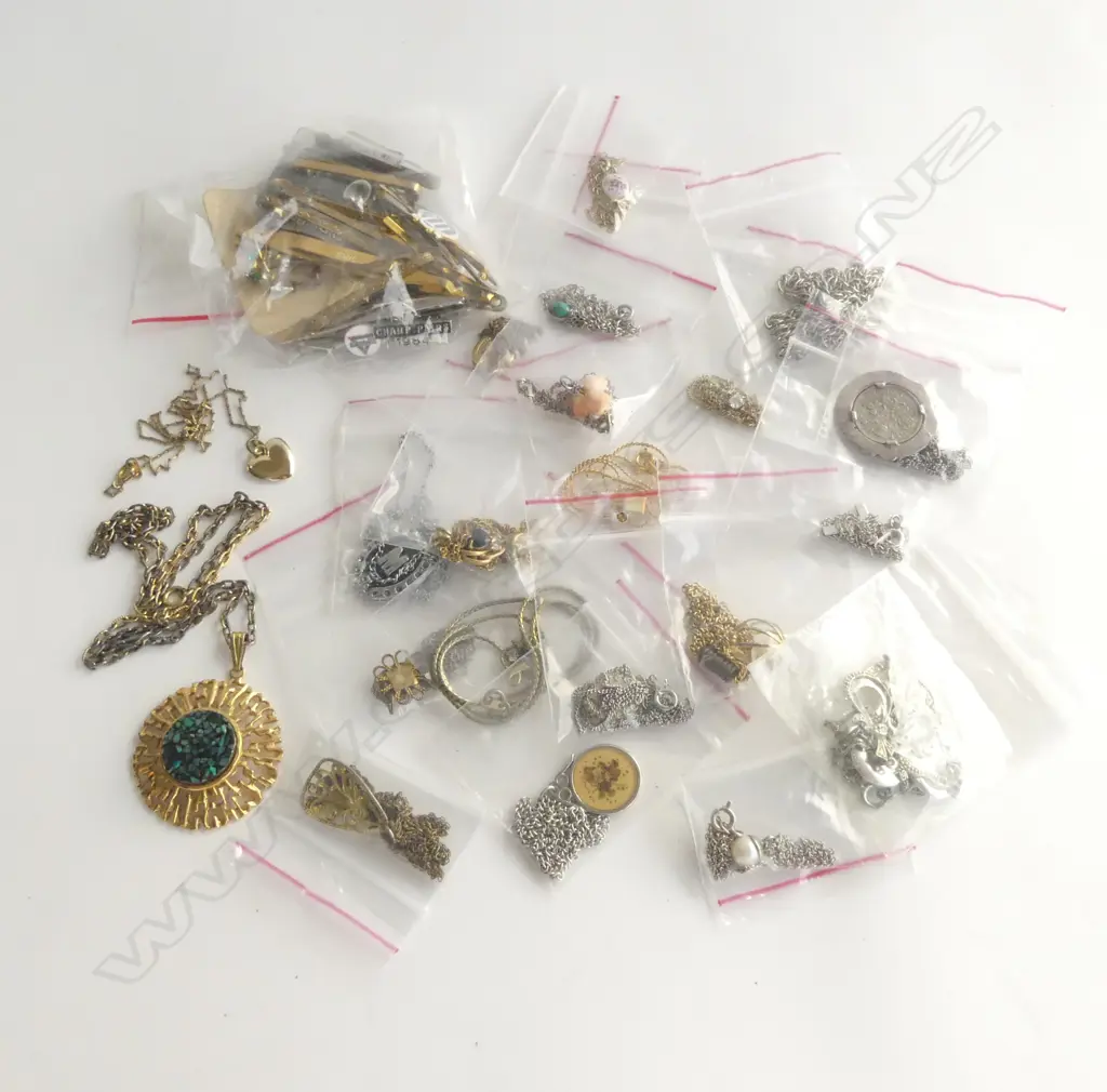 SMALL BAGS OF COSTUME JEWELLERY: NECKLACES PENDANTS CHAINS TIE PINS ETC Image 1++