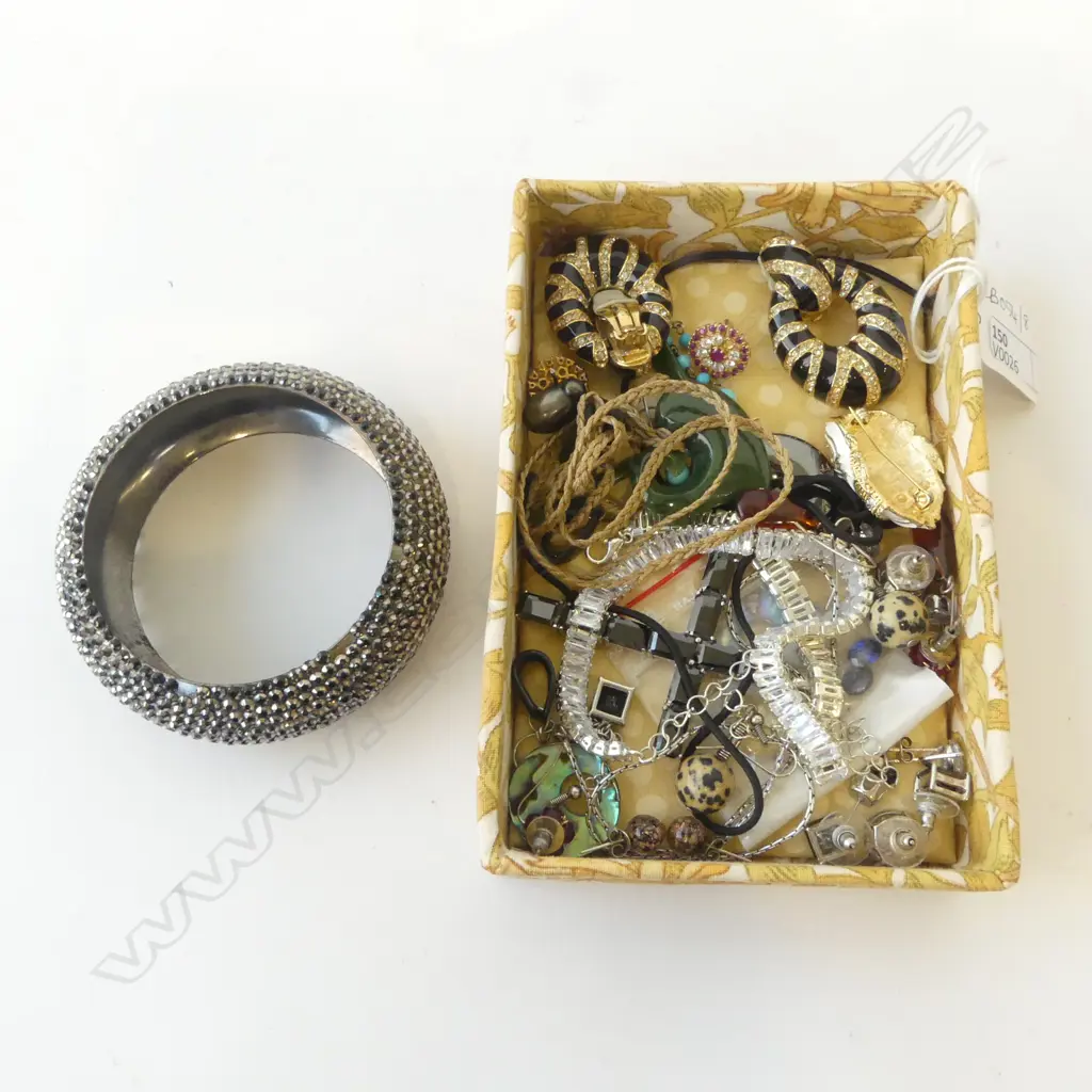 ASST. COSTUME JEWELLERY Image 1++