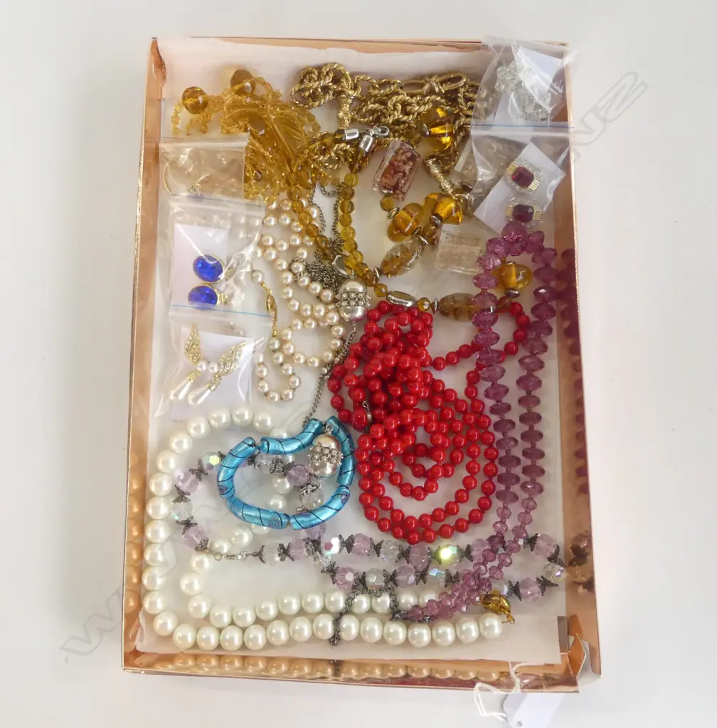 TRAY OF COSTUME JEWLERY Image 1++