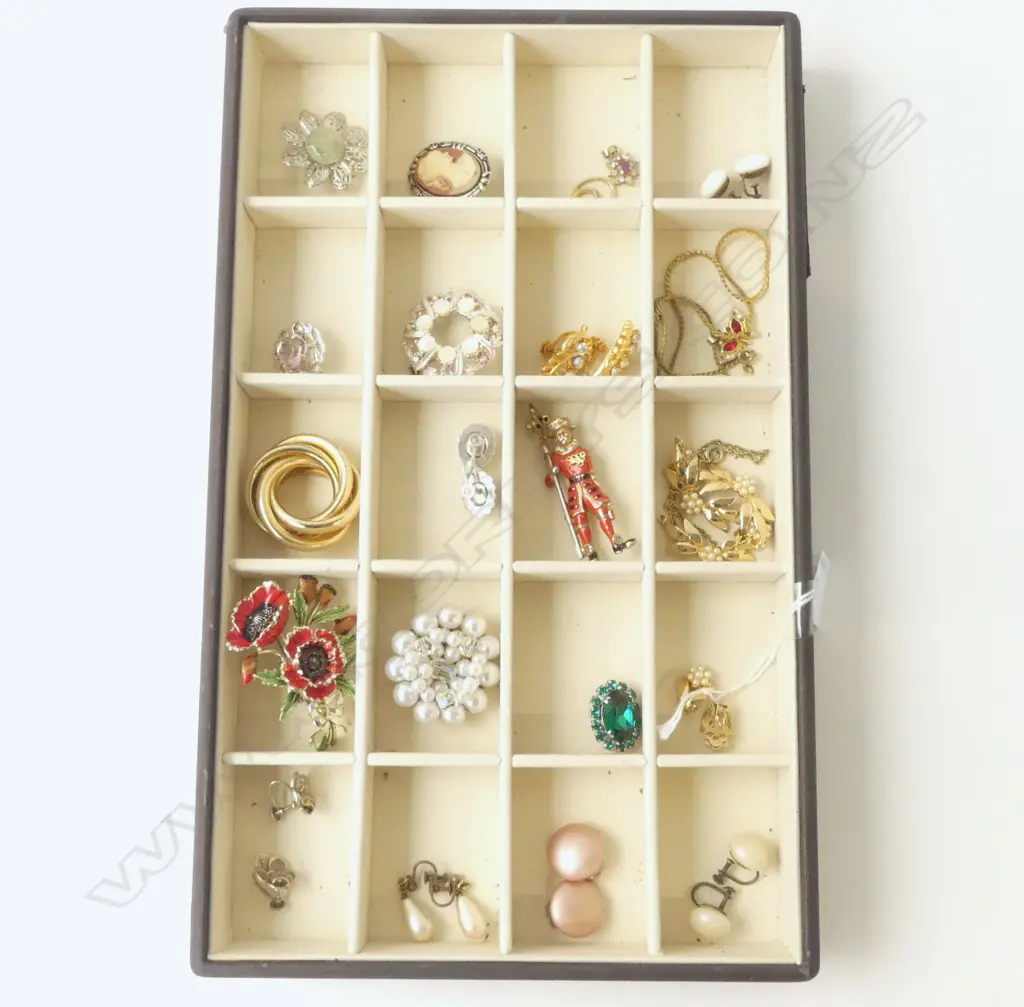 VINTAGE COSTUME JEWELLERY IN FITTED TRAY – BROOCHES, PAIRS OF EARRINGS, NECKLACES, & PENDANTS Image 1++
