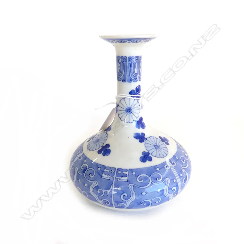 FINE ORIENTAL VASE BLUE & WHITE 6 character marks labelled 'Kuga c.1850 Imp. Mon' H.160mm.  Image 1++